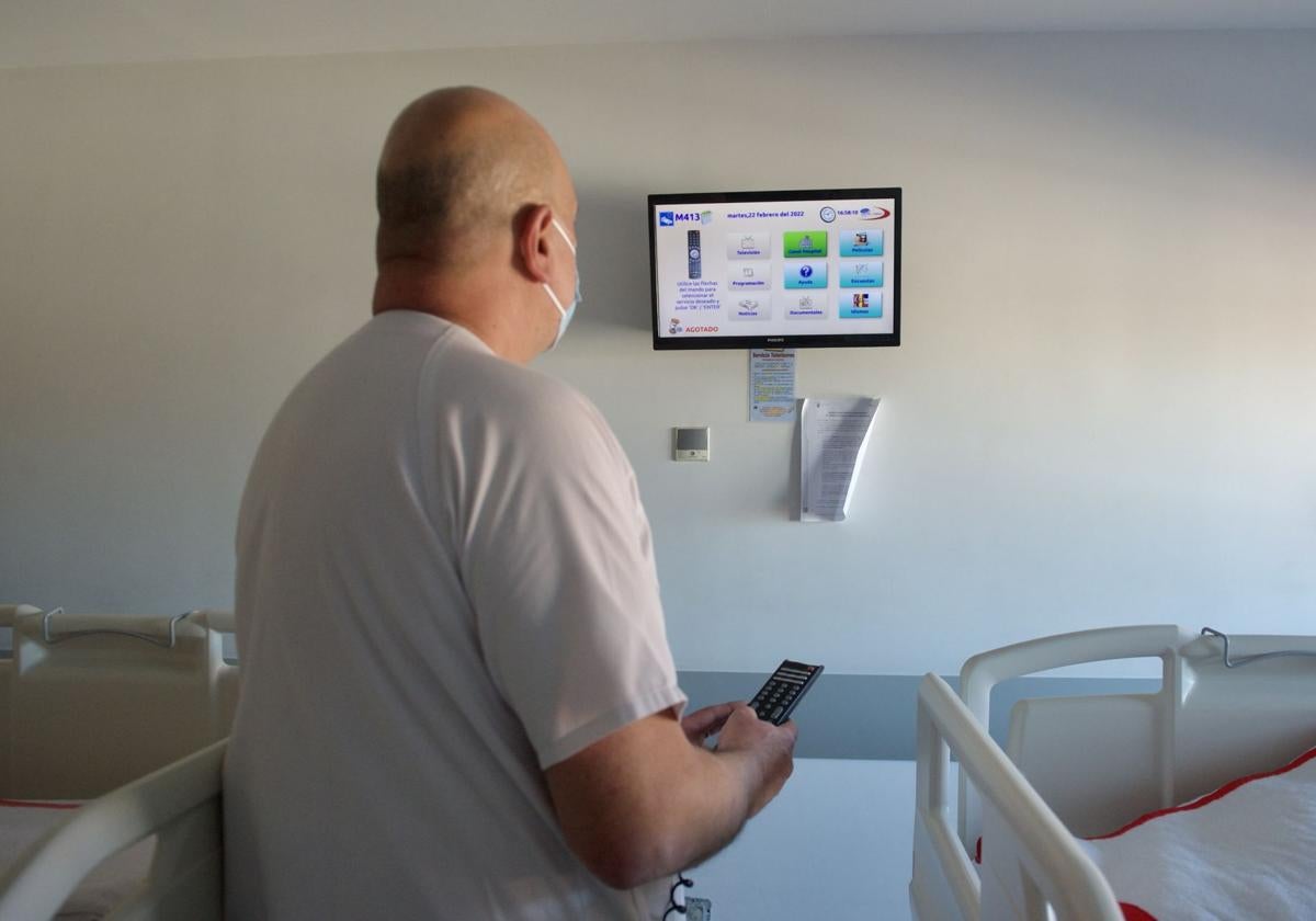 Televisión instalado en una habitación de un hospital.