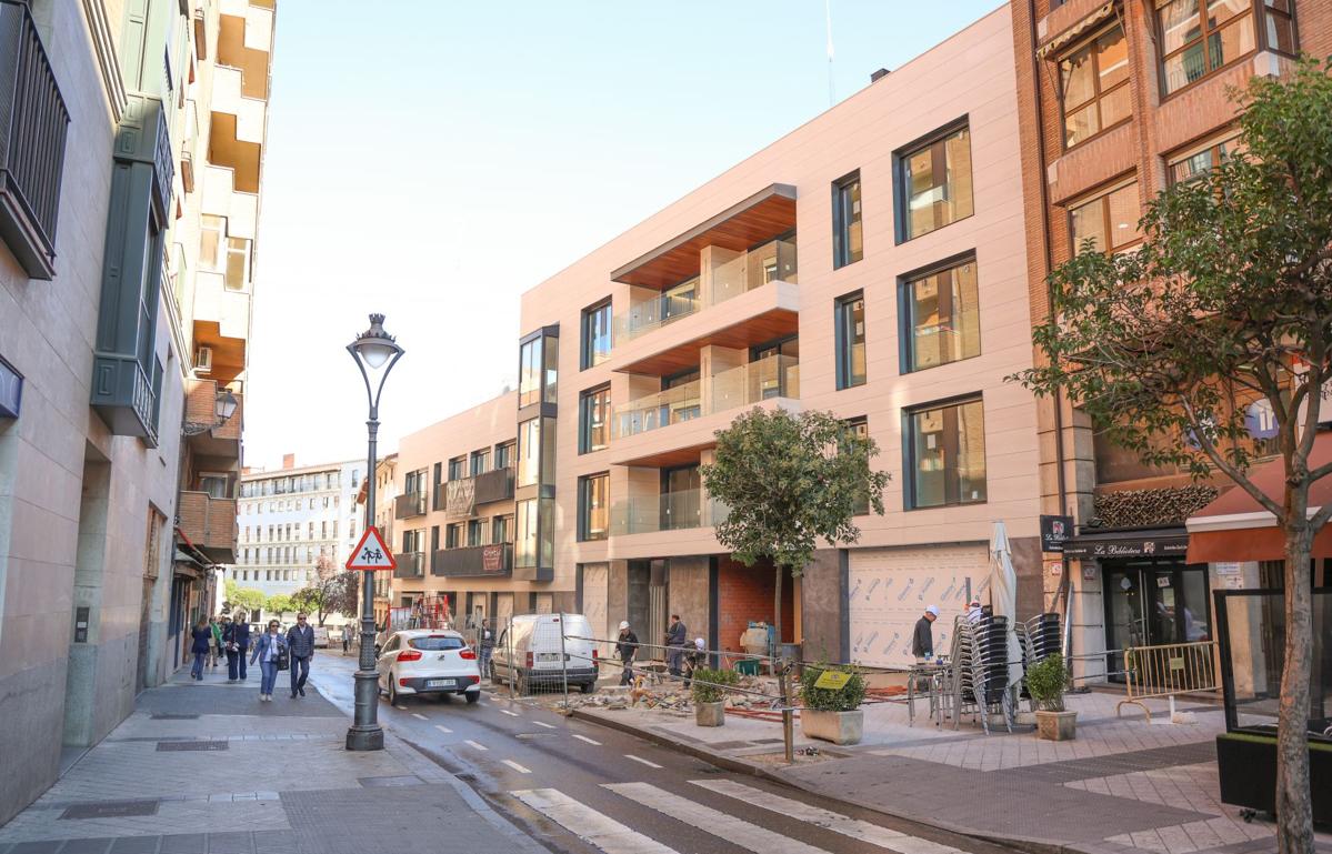 La retirada de la valla ya permite ver la anchura de la nueva acera con el retranqueo del edificio.