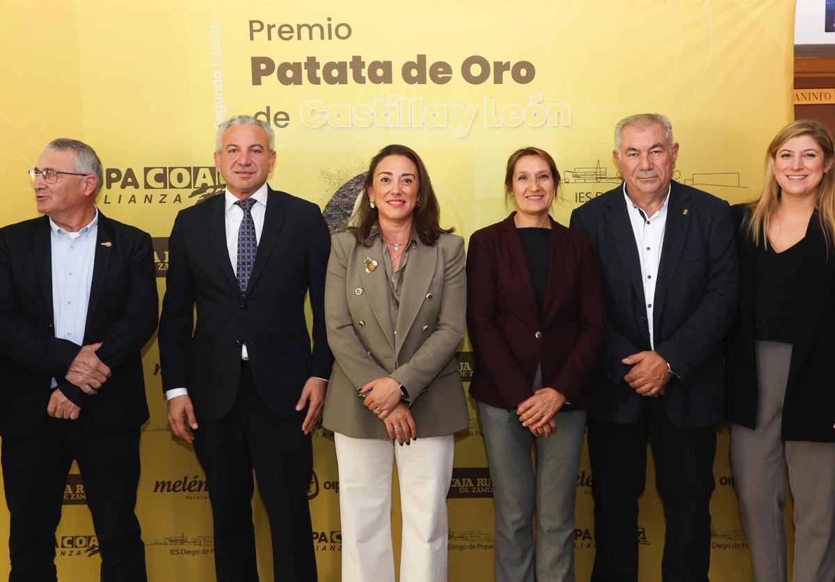 Lorenzo Rivera (Alianza), Nicanor Sen (delegado Gobierno), María González (consejera Agricultura), Rocío Lucas (consejera Educación), Aurelio González (Alianza) y Raquel Alonso (delegada Junta).