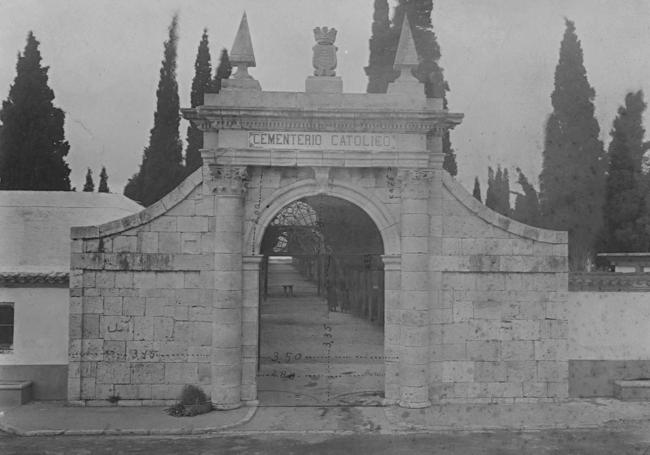 Durante la Dictadura, el Cementerio Municipal se tituló como Católico