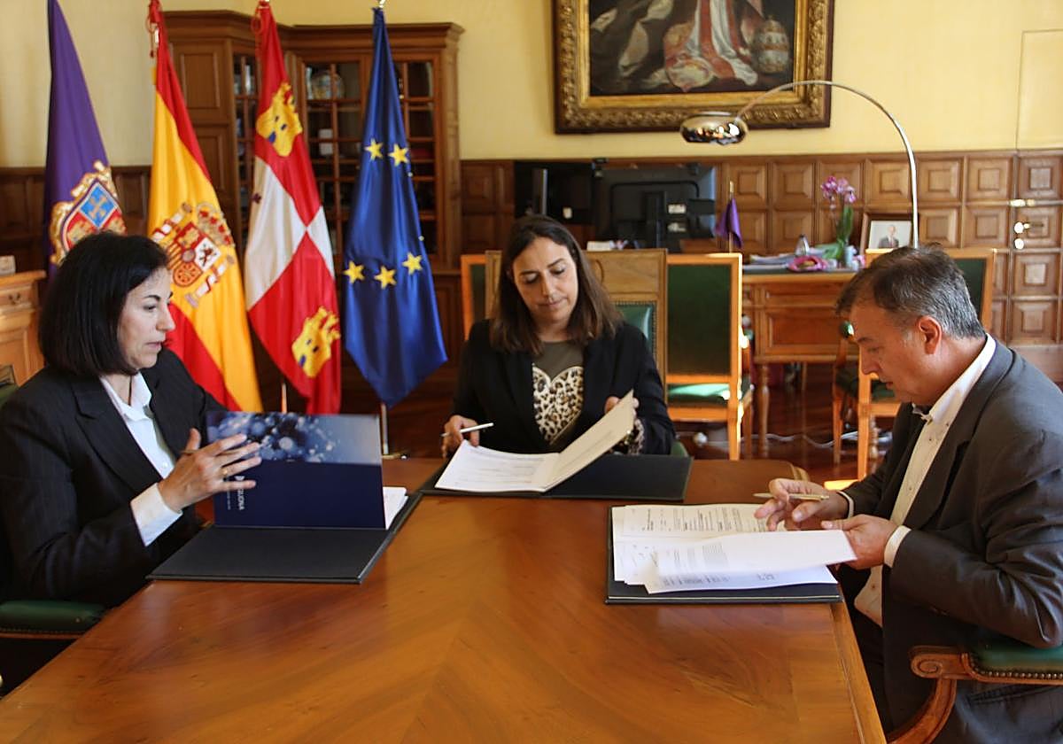 Firma del acuerdo en el Ayuntamiento de Palencia.