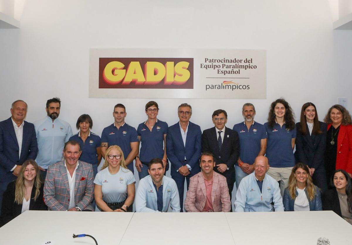 responsables de Gadis, del Comité Olímpico y deportistas, en la visita a la empresa.