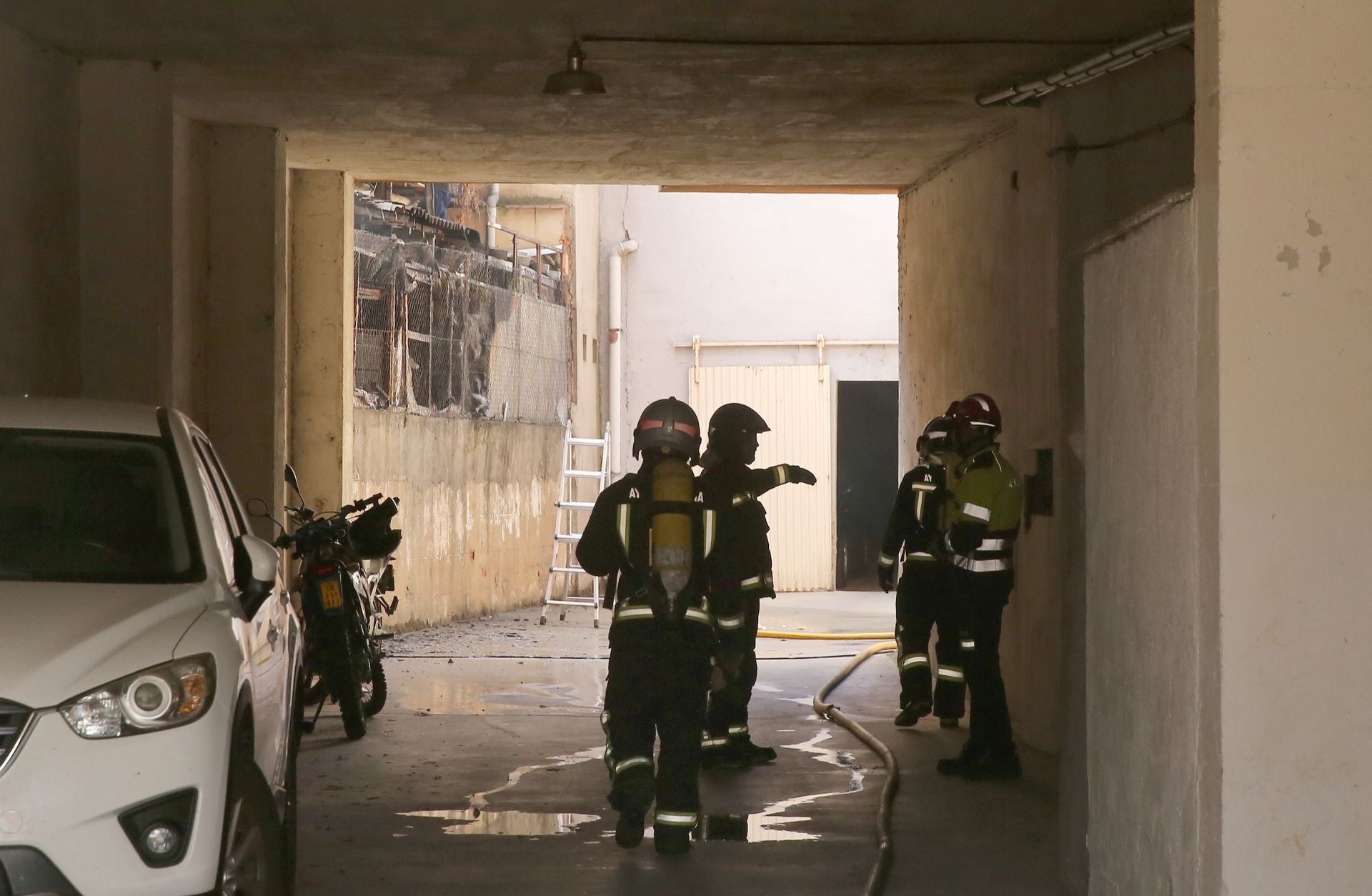 Fotografías de la extinción del incendio en un patio de Segovia