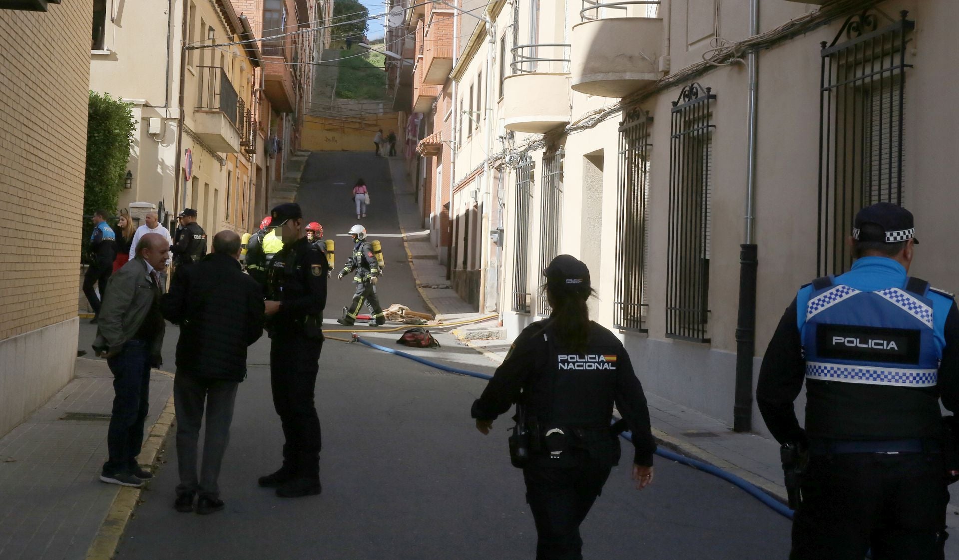 Fotografías de la extinción del incendio en un patio de Segovia