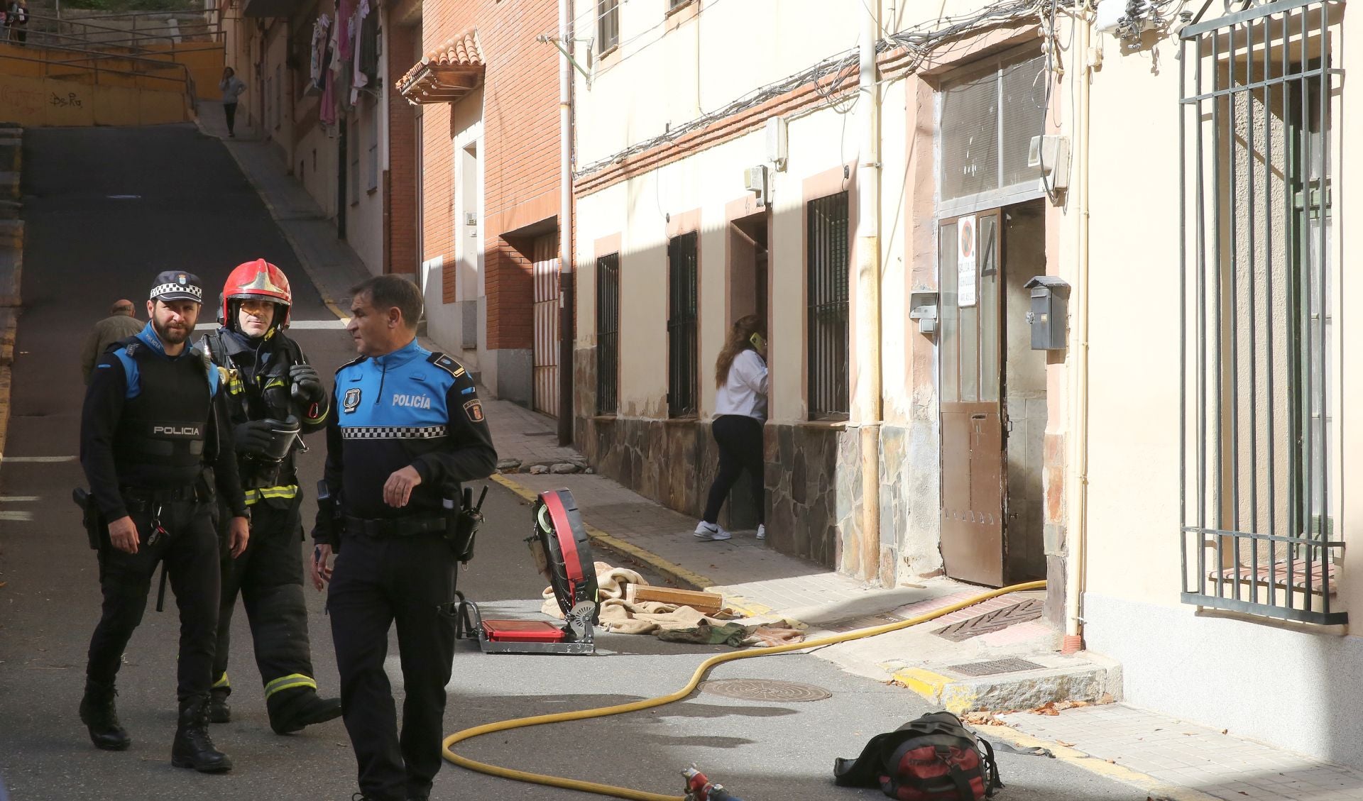 Fotografías de la extinción del incendio en un patio de Segovia