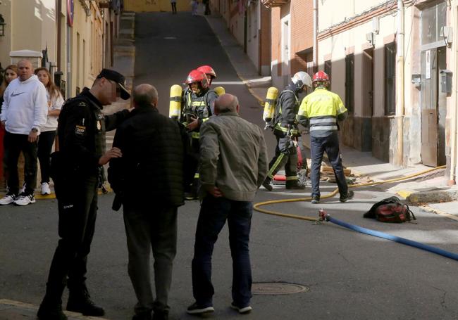 Vecinos atienden las indicaciones de la Policía Nacional y bomberos durante el incendio.