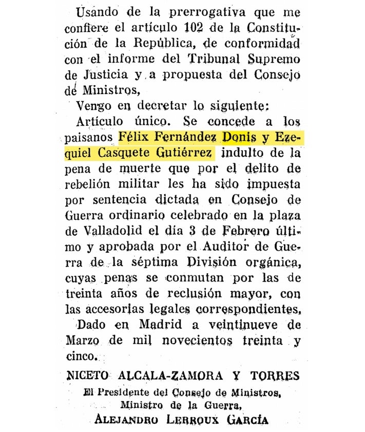 Imagen secundaria 2 - Arriba, Plaza Mayor de Medina de Rioseco, donde se produjeron los tiroteos, en una fotografía de los años 30. Abajo, entrada al pueblo por la calle de San Juan e indulto concedido en 1935 a los dos condenados a muerte.