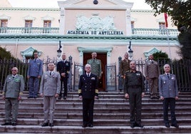 Los jefes de Estado Mayor de la Defensa o representantes, a las puertas de la Academia de Artillería de Segovia.