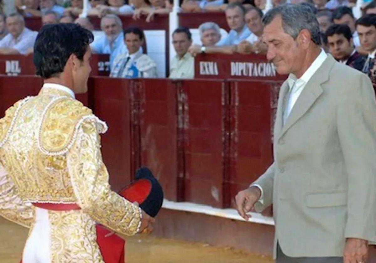 José Ortega, padre de Joselito Ortega, recibe un brindis.