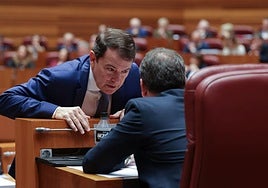 Fernández Mañueco conversa en las Cortes con el portavoz del PP.