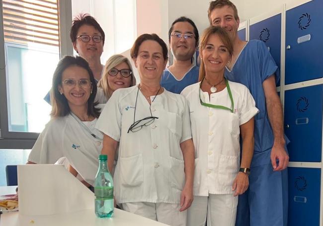 Los doctores Marius Zimmerli (Suiza), Hirotoshi Ishiwatari, y Saburo Matsubara, ambos de Japón, con personal de enfermería de endoscopias.