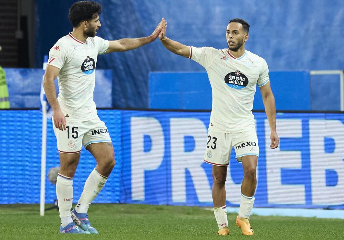 Eray Cömert y Anuar Mohamed Tuhami se felicitan tras un gol del Real Valladolid la pasada jornada frente al Alavés