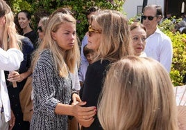 Carla Goyanes y Cari Lapique, en el funeral de Caritina Goyanes.