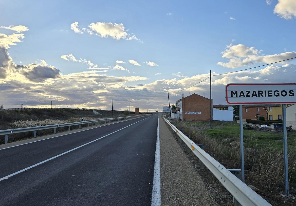 Tramo de la carretera que pasa a titularidad municipal, en la entrada a Mazariegos.