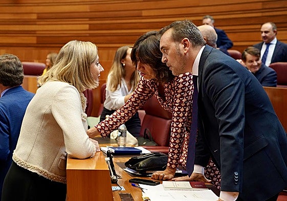 Gavilanes, en primer término, conversa con la vicepresidenta y consejera de Familia, Isabel Blanco.