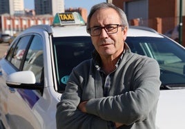 Luis Alberto Herrero, taxista en Valladolid, posa junto a su vehículo.