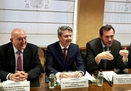 Jesús Julio Carnero (izquierda) y Óscar Puente (derecha), en febrero de este año, durante una reunión del Consejo de Administración de la sociedad Valladolid Alta Velocidad.