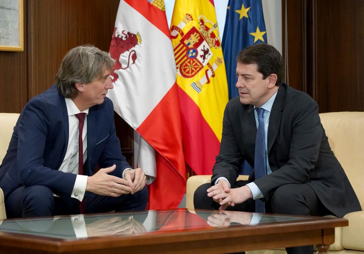 El alcalde de Soria, Carlos Martínez (izquierda), en una reunión con el presidente de la Junta, Alfonso Fernández Mañueco, el pasado abril.