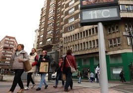 El mercurio marcaba 11 grados este mediodía en la plaza de España.