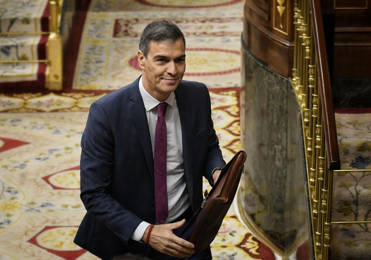 El presidente del Gobierno, Pedro Sánchez, sale de una sesión de control al Gobierno.