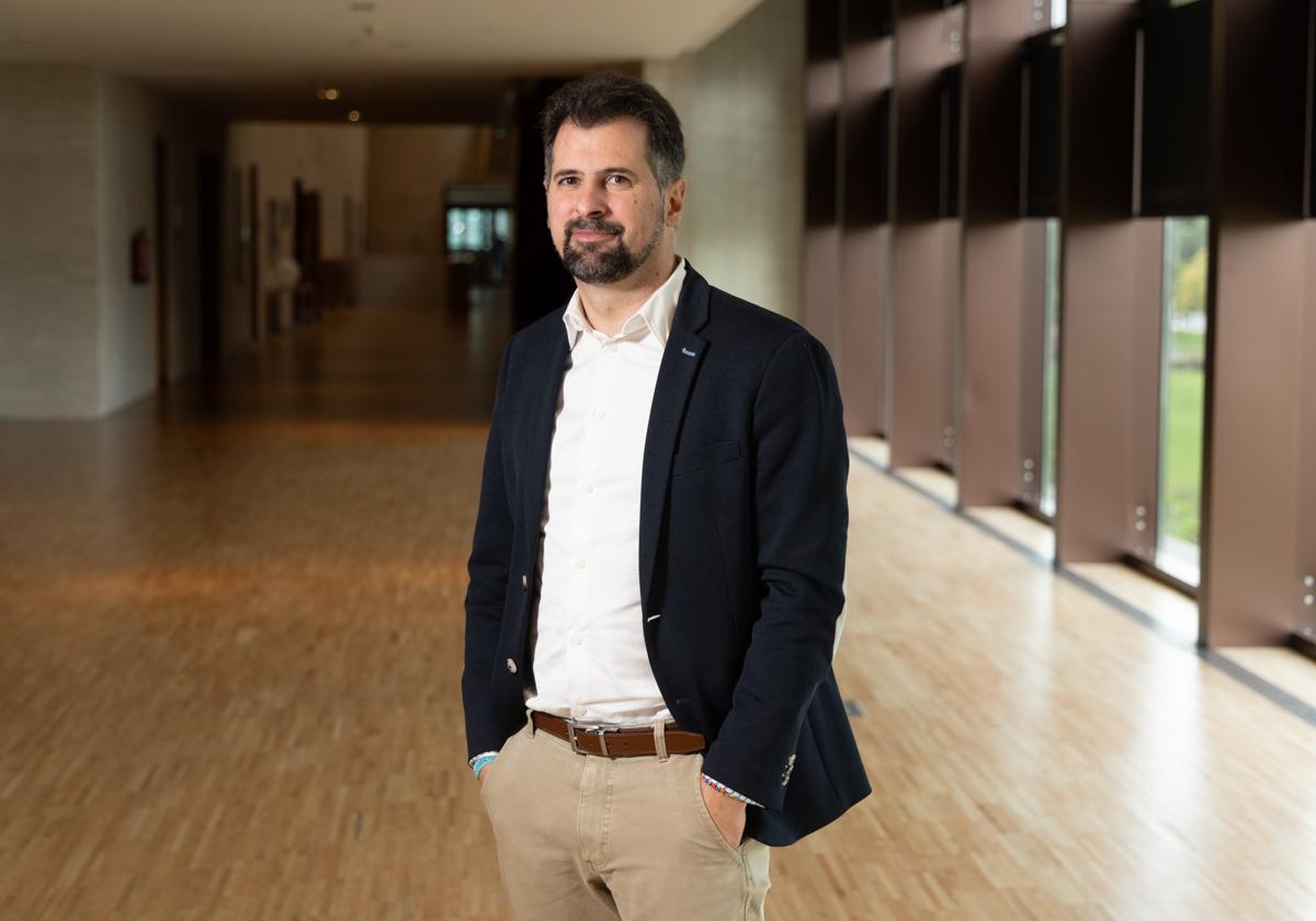 Luis Tudanca posa en el pasillo del primer piso de las Cortes de Castilla y León, en la zona de entrada al hemiciclo.