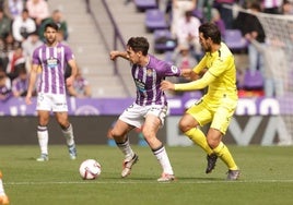 Mario Martín protege el balón ante la presión de Parejo