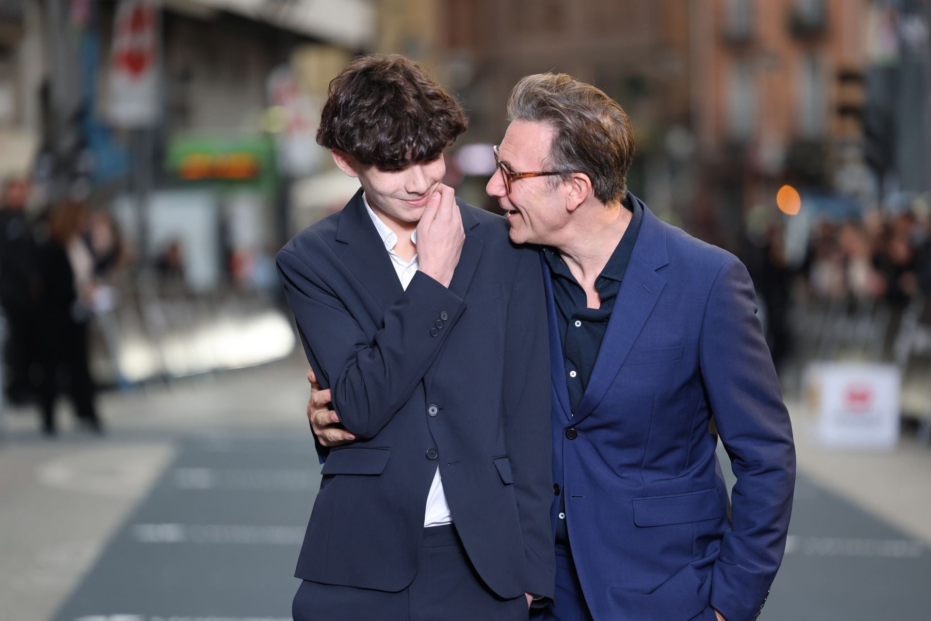 Michel Hazanavicius, director, actor y guionista francés con su hijo