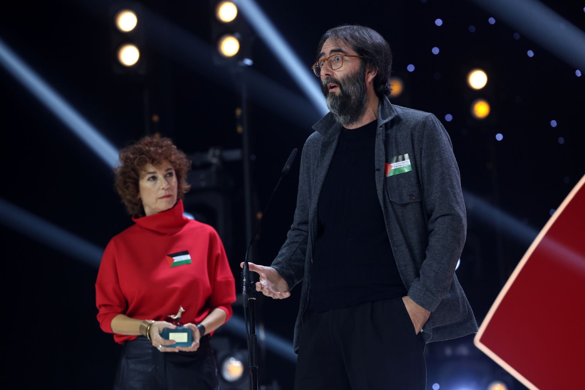 Los directores Alejandro Alvarado y Concha Barquero recibieron el premio al mejor documental con 'Caja de resistencia'