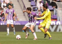 Mario Martín protege el balón ante la presencia de Parejo.