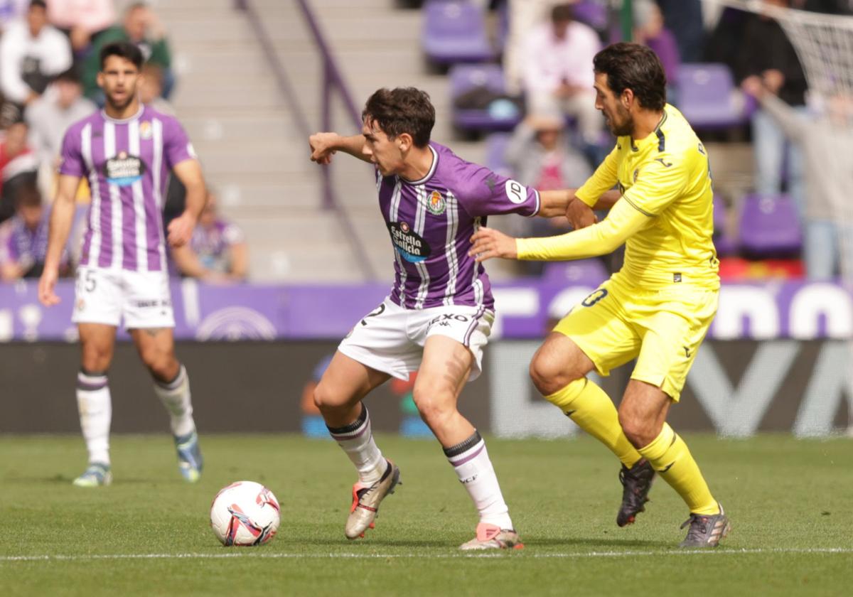 Mario Martín protege el balón ante la presencia de Parejo.