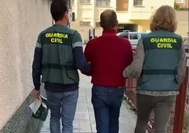 El detenido, trasladado a la Comandancia de la Guardia Civil.