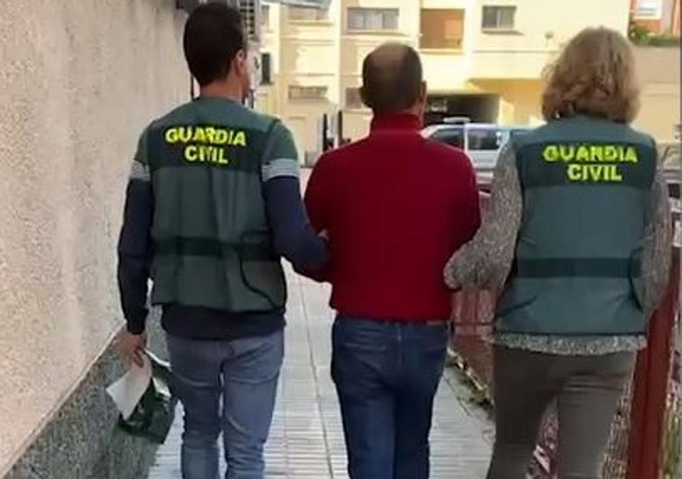 El detenido, trasladado a la Comandancia de la Guardia Civil.