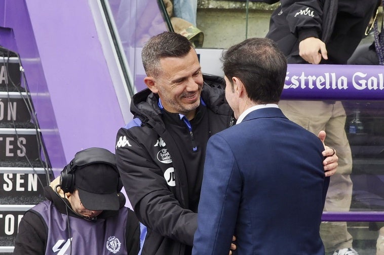 Camilo Speranza, técnico principal por sanción de Pezzolano, saluda a Marcelino.