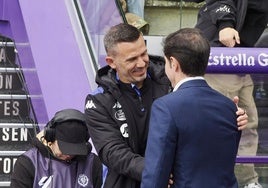 Camilo Speranza, técnico principal por sanción de Pezzolano, saluda a Marcelino.