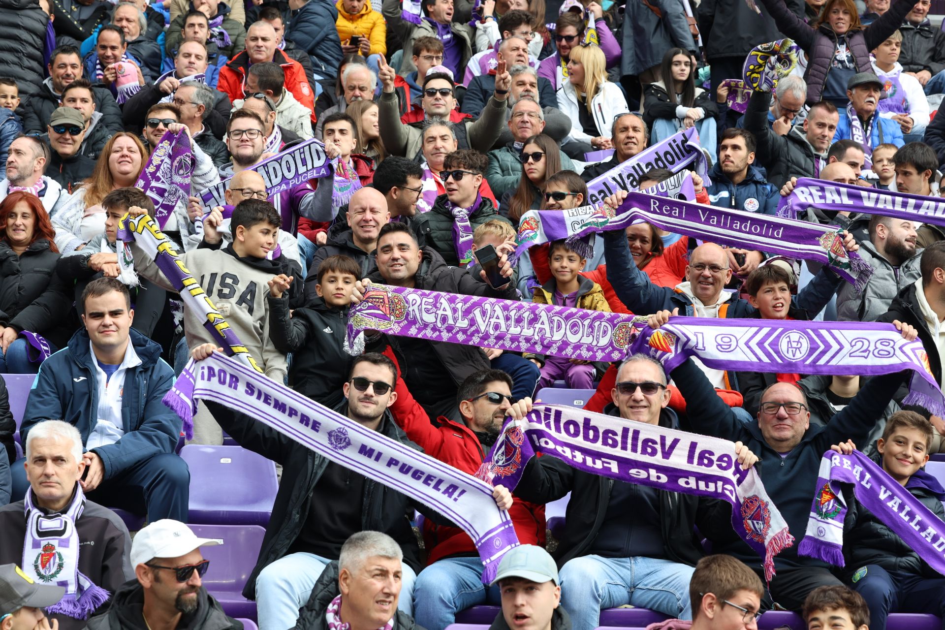 Búscate en la grada del estadio José Zorrilla (1/4)