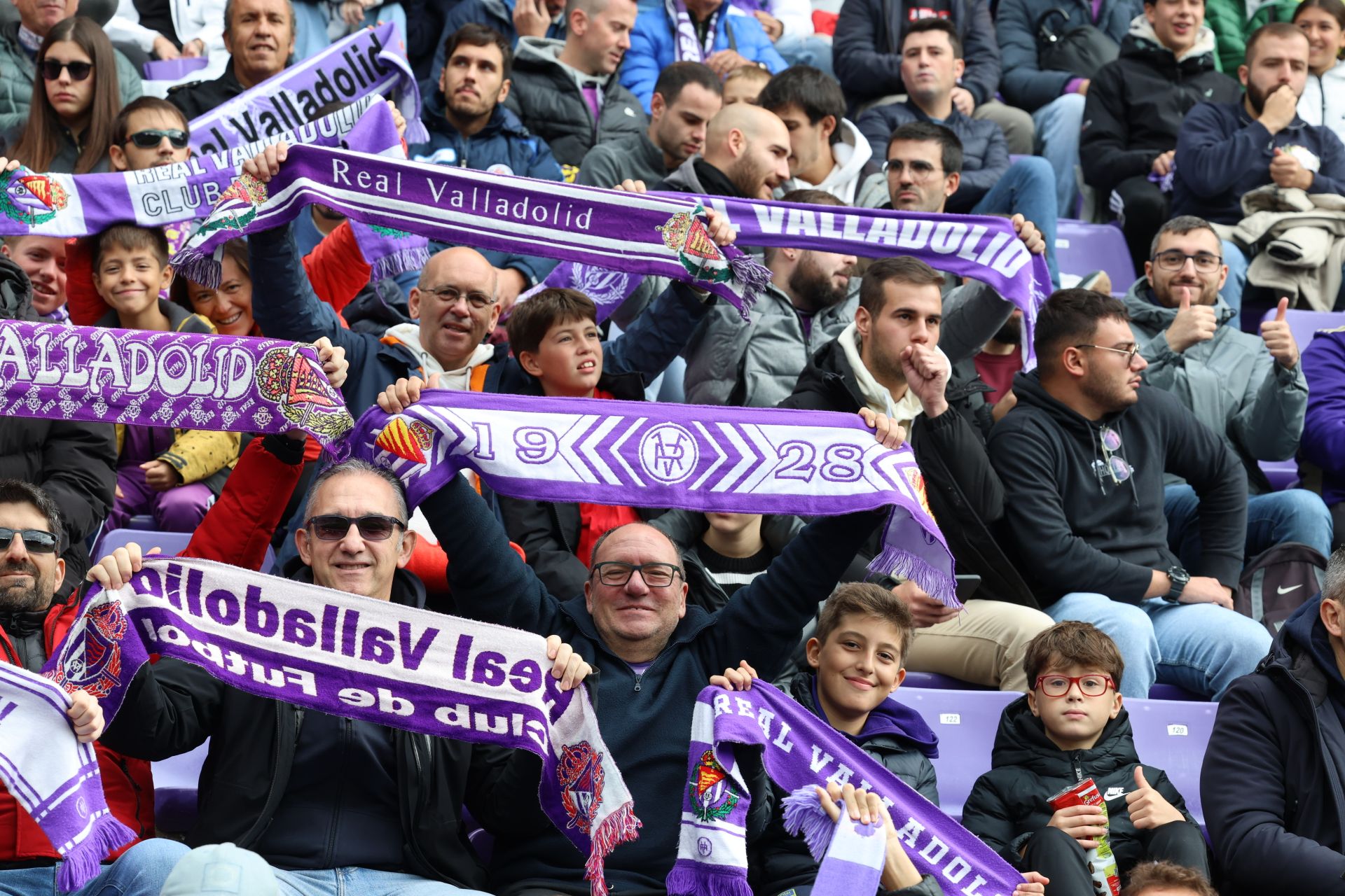 Búscate en la grada del estadio José Zorrilla (1/4)