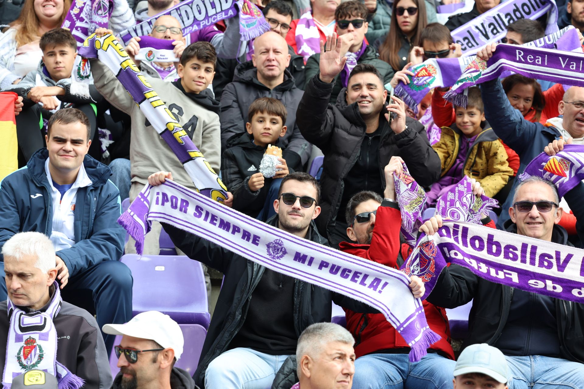 Búscate en la grada del estadio José Zorrilla (1/4)