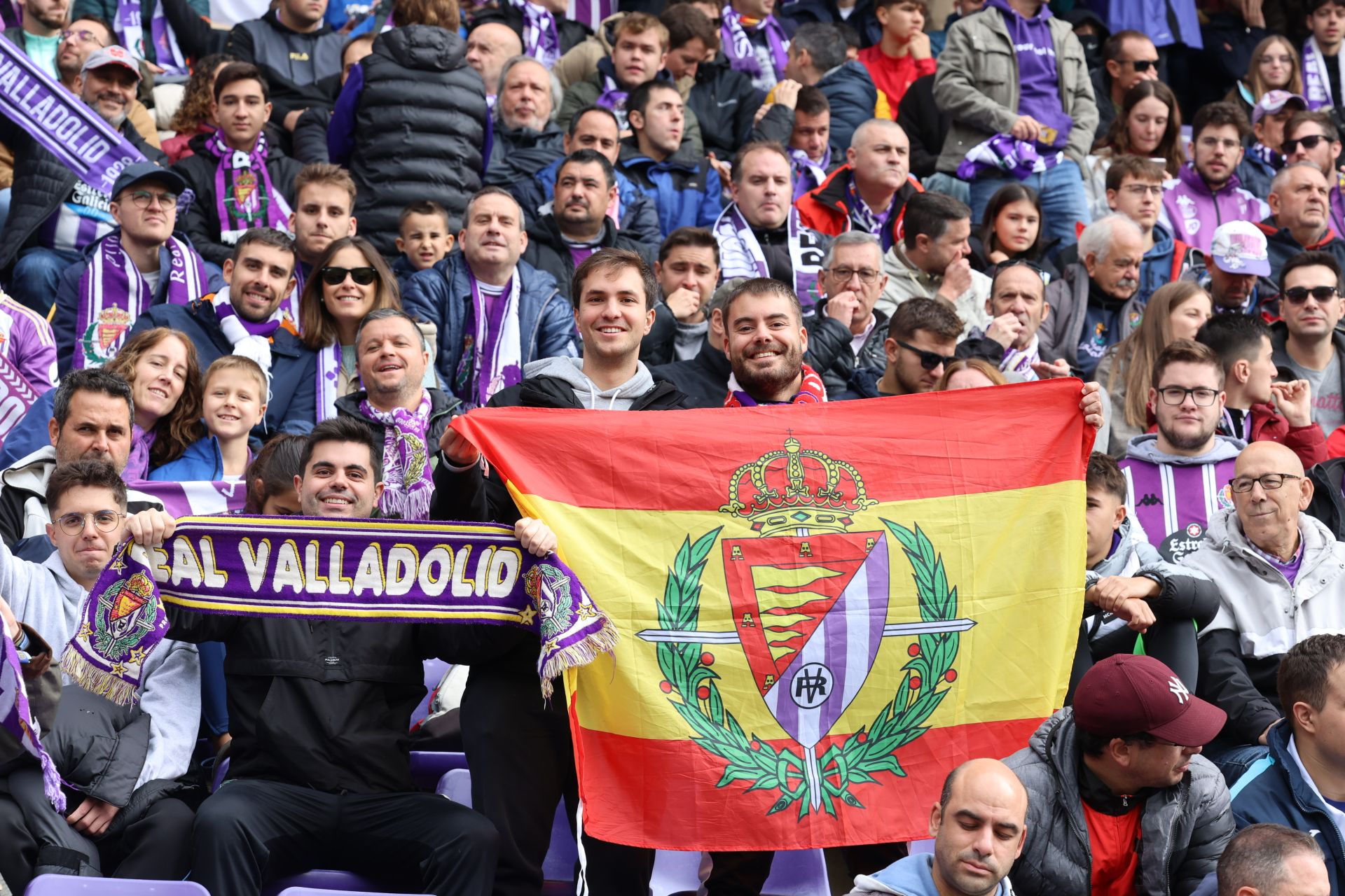 Búscate en la grada del estadio José Zorrilla (1/4)