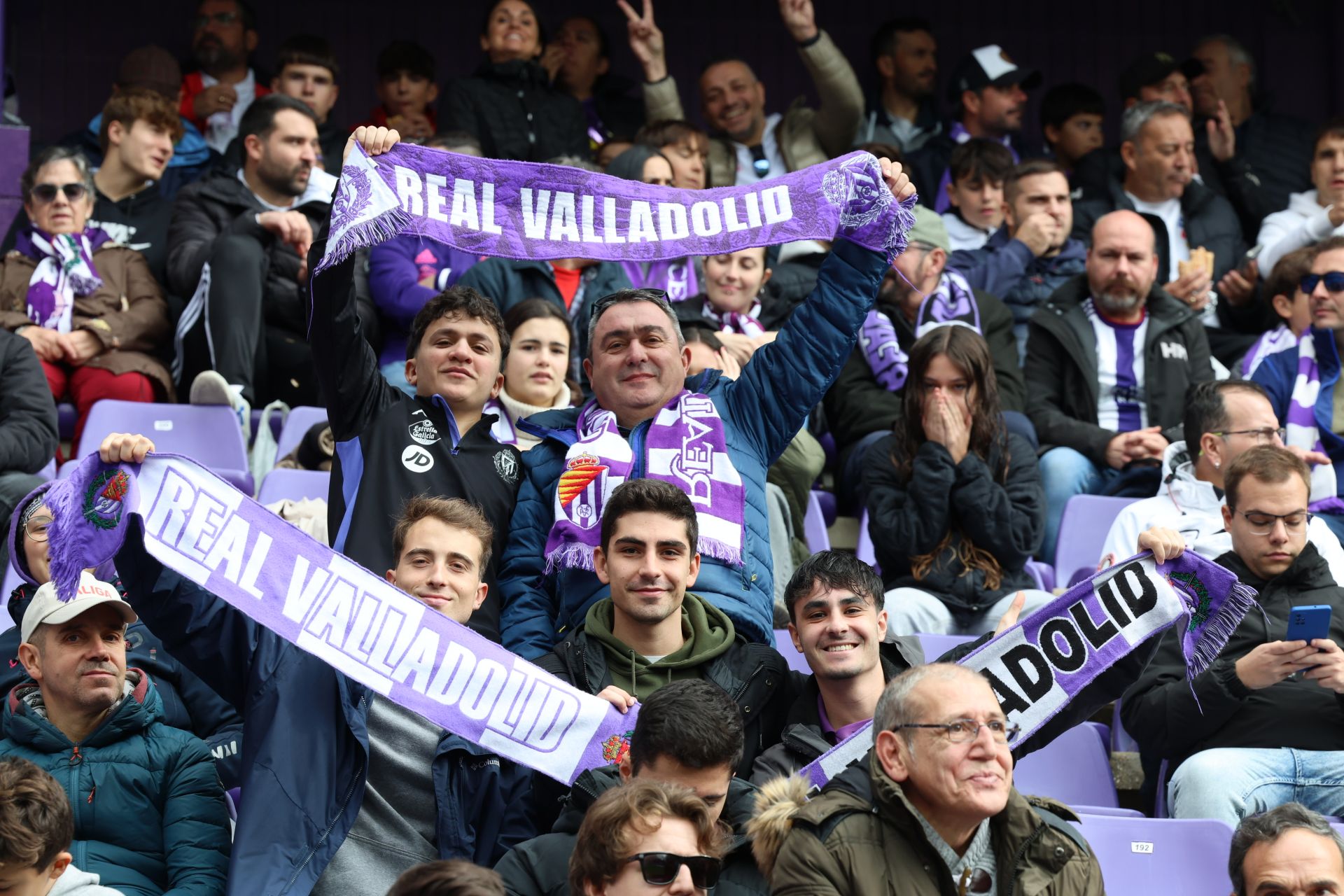 Búscate en la grada del estadio José Zorrilla (2/4)