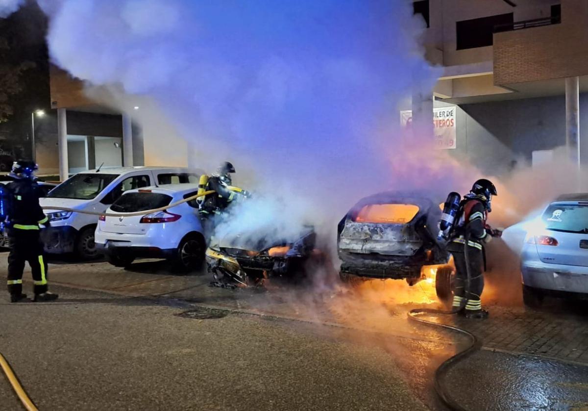 Los bomberos del parque de Arroyo trabajan esta madrugada para apagar las llamas.