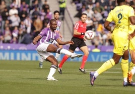 Sylla golpea el balón en una acción de ataque del Pucela ante el Villarreal.