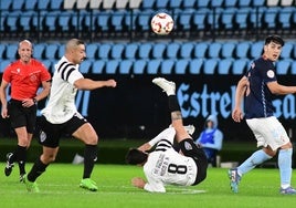 Hugo Díaz cae en un duelo ante un jugador vigués.