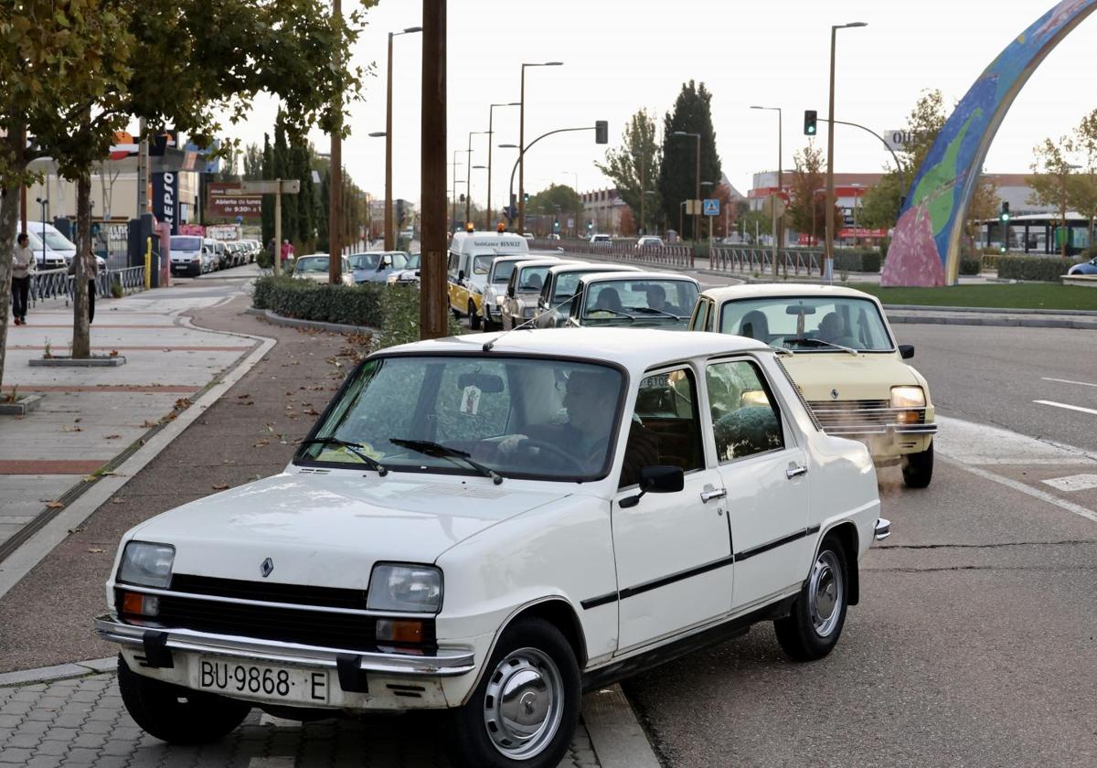 Caravana de Renault Siete, este sábado, por la avenida de Salamanca.