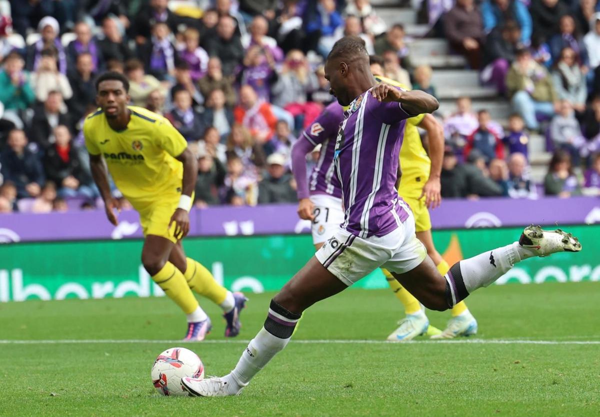 Sylla se dispone a golpear el balón desde el punto de penalti para marcar el pasado sábado frente al Villarreal.