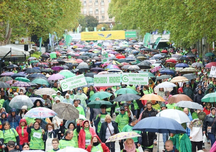 Miles de personas (con sus paraguas) salen desde el Campo Grande para participar en la Marcha contra el Cáncer.