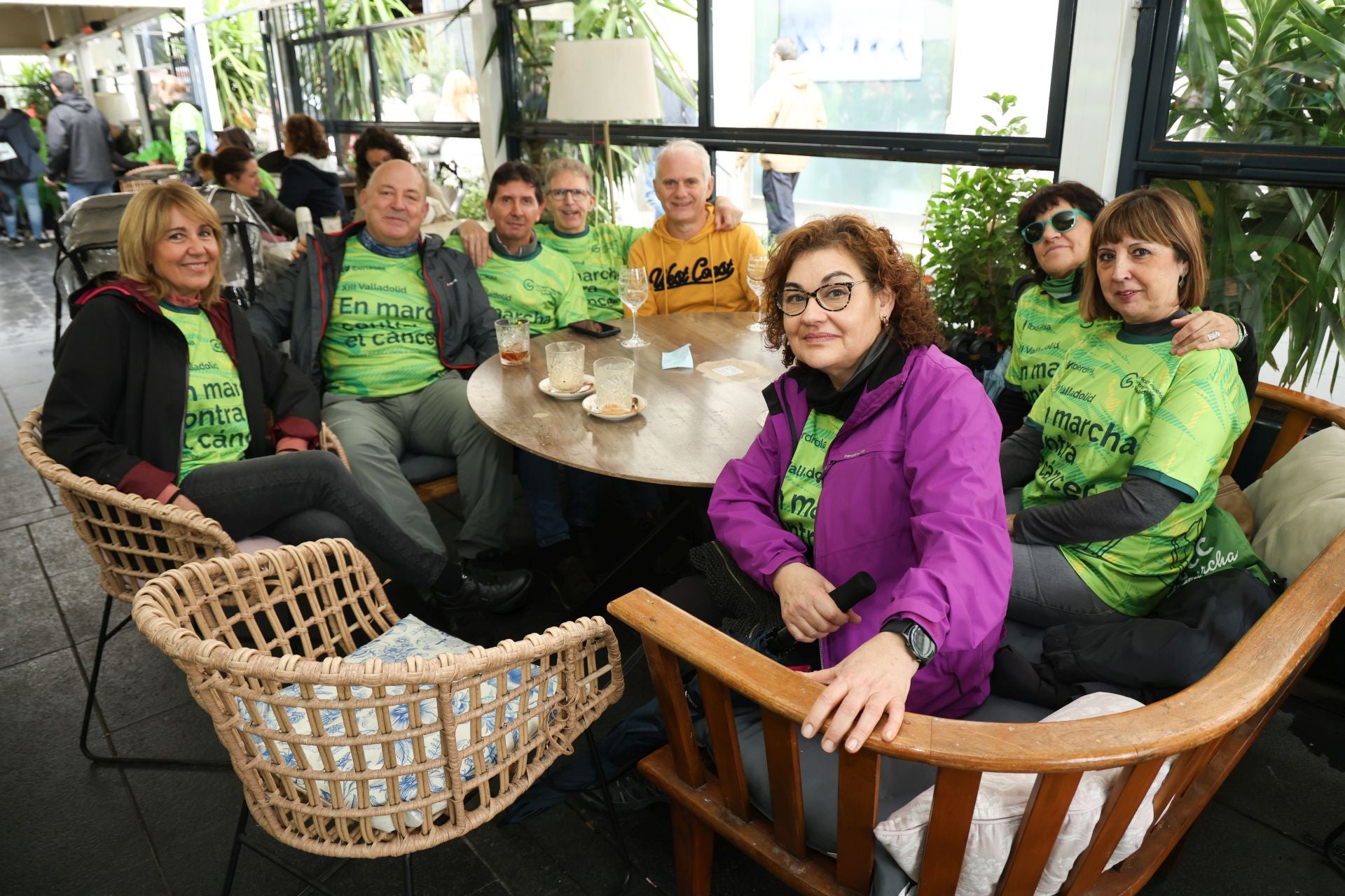 Un grupo de amigos toma algo después de participar en la marcha contra el cáncer