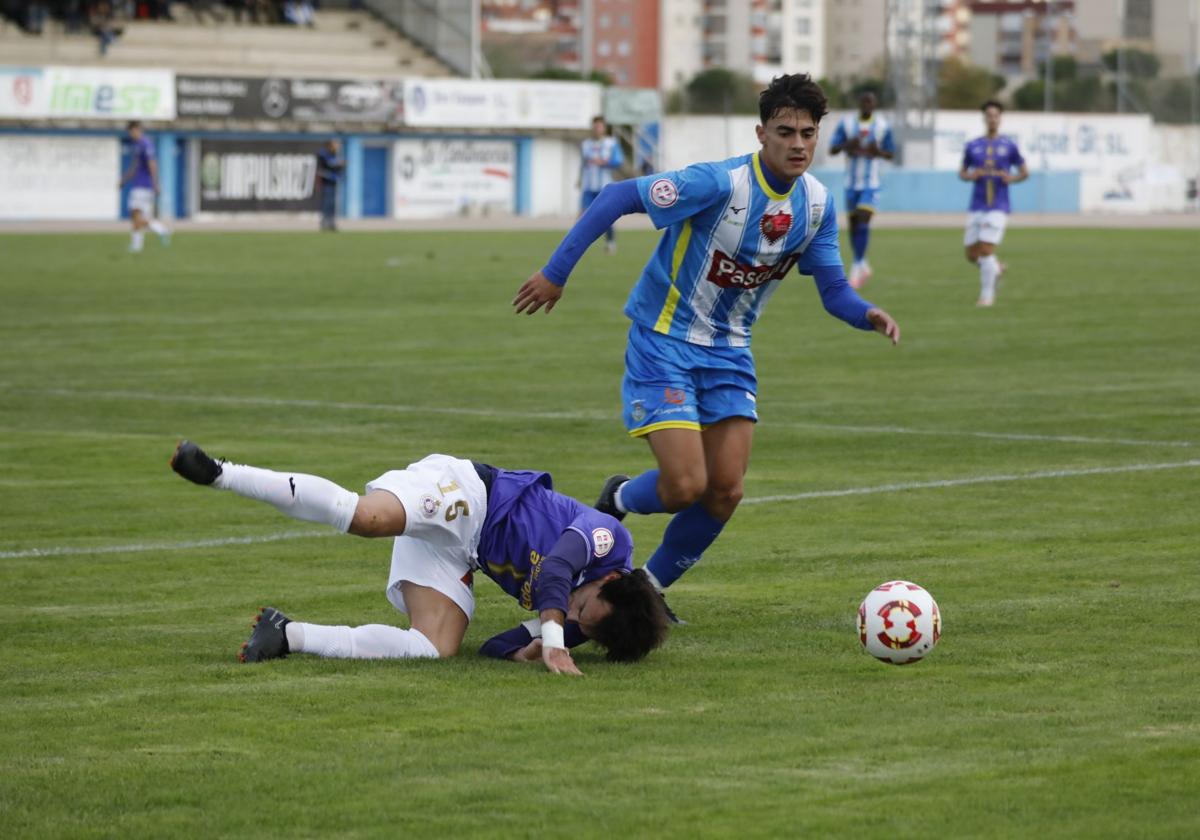 Apa, por los suelos, en el partido ante la Arandina.