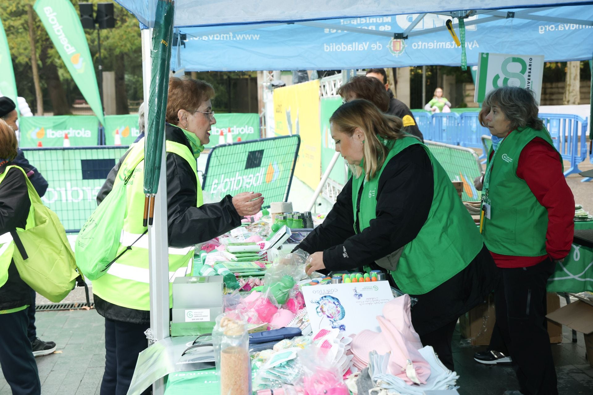 Ambiente previo a la Marcha Contra el Cáncer en Valladolid