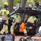 Tres heridos graves al empotrar su coche contra un pino en San Isidro