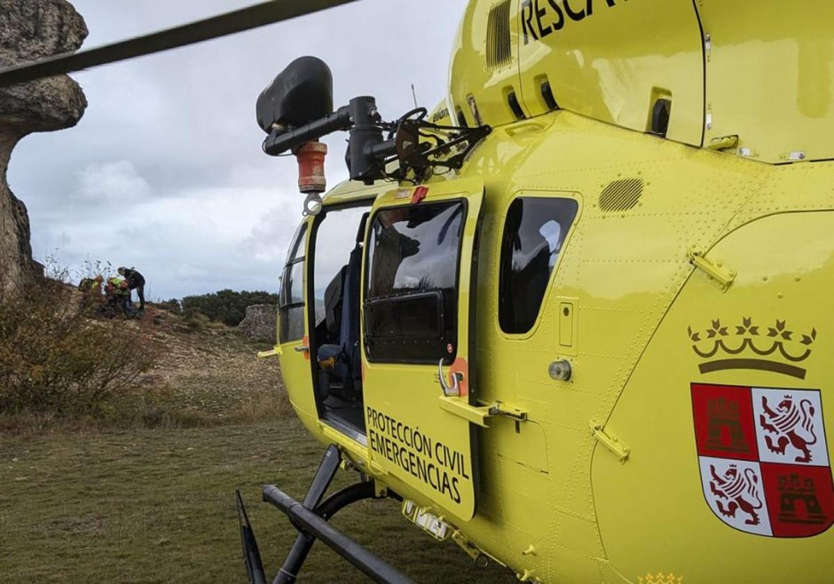 El helicóptero, al lado del herido, atendido por los técnicos de Emergencias.